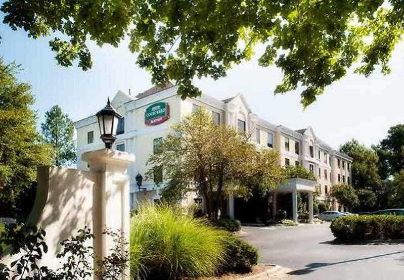 Courtyard Crabtree Valley Hotel 3*